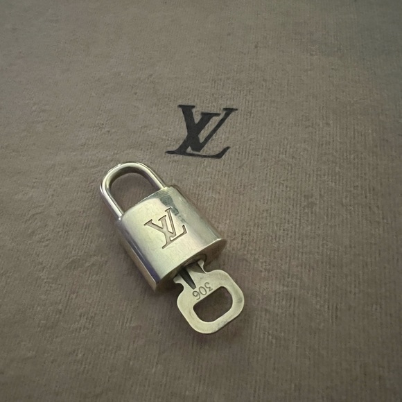 Authentic Louis Vuttion Padlock💌 Pink set included - Picture 4 of 8